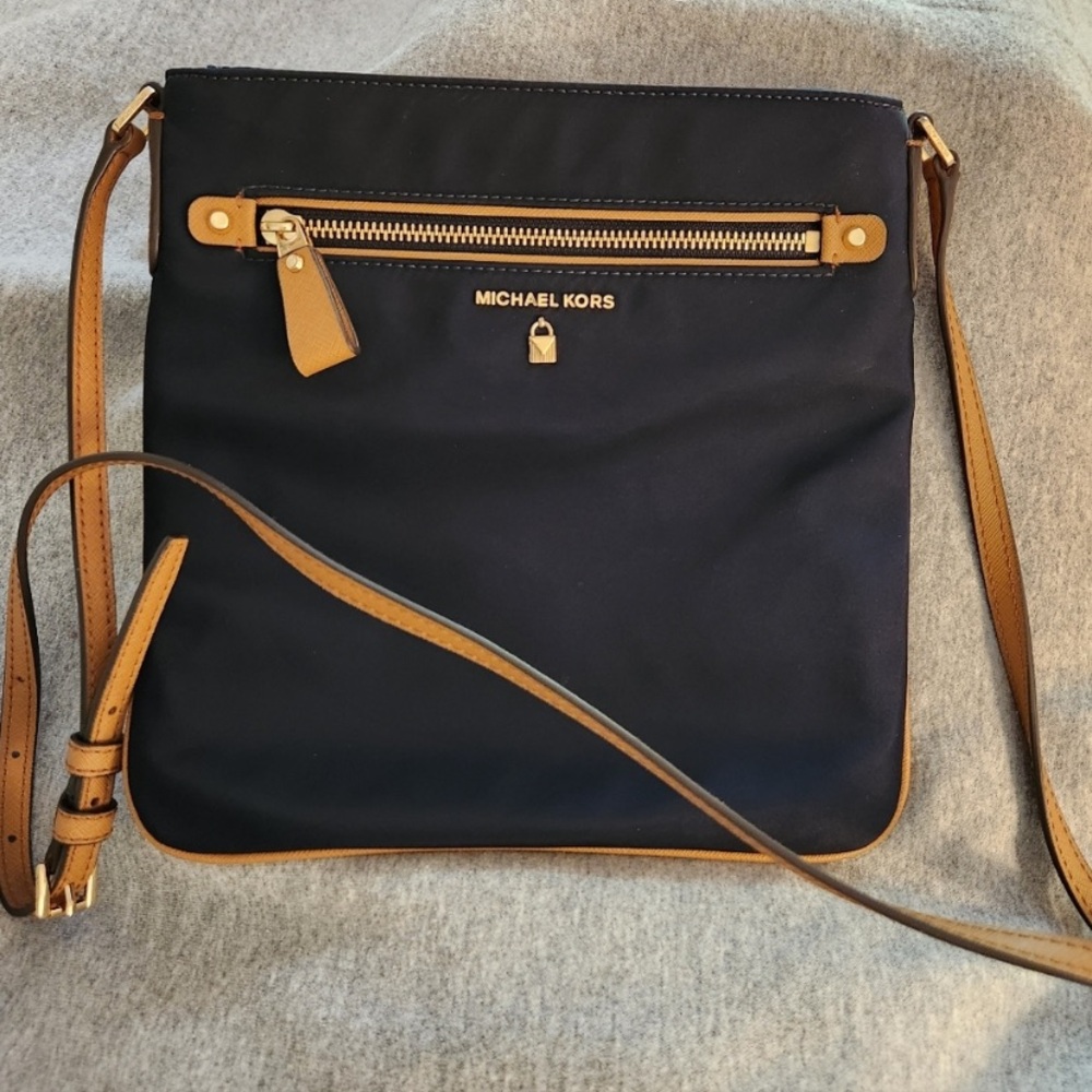 Michael Kors Navy Nylon Kelsey Large Crossbody, EUC strap drop 22